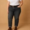 Jean "mom fit" gris et sa ceinture